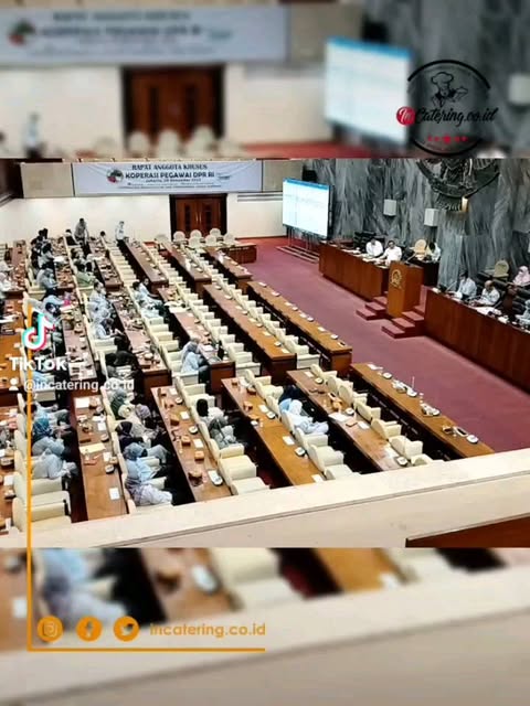 Persiapan katering prasmanan VIP instansi negara. Rapi, higienis, dan tepat waktu.