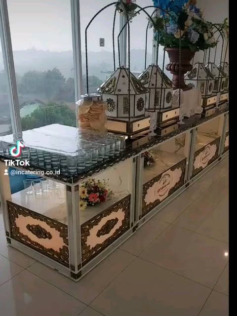 Proses packing higienis nasi box nusantara. Ratusan porsi siap antar pagi hari.
